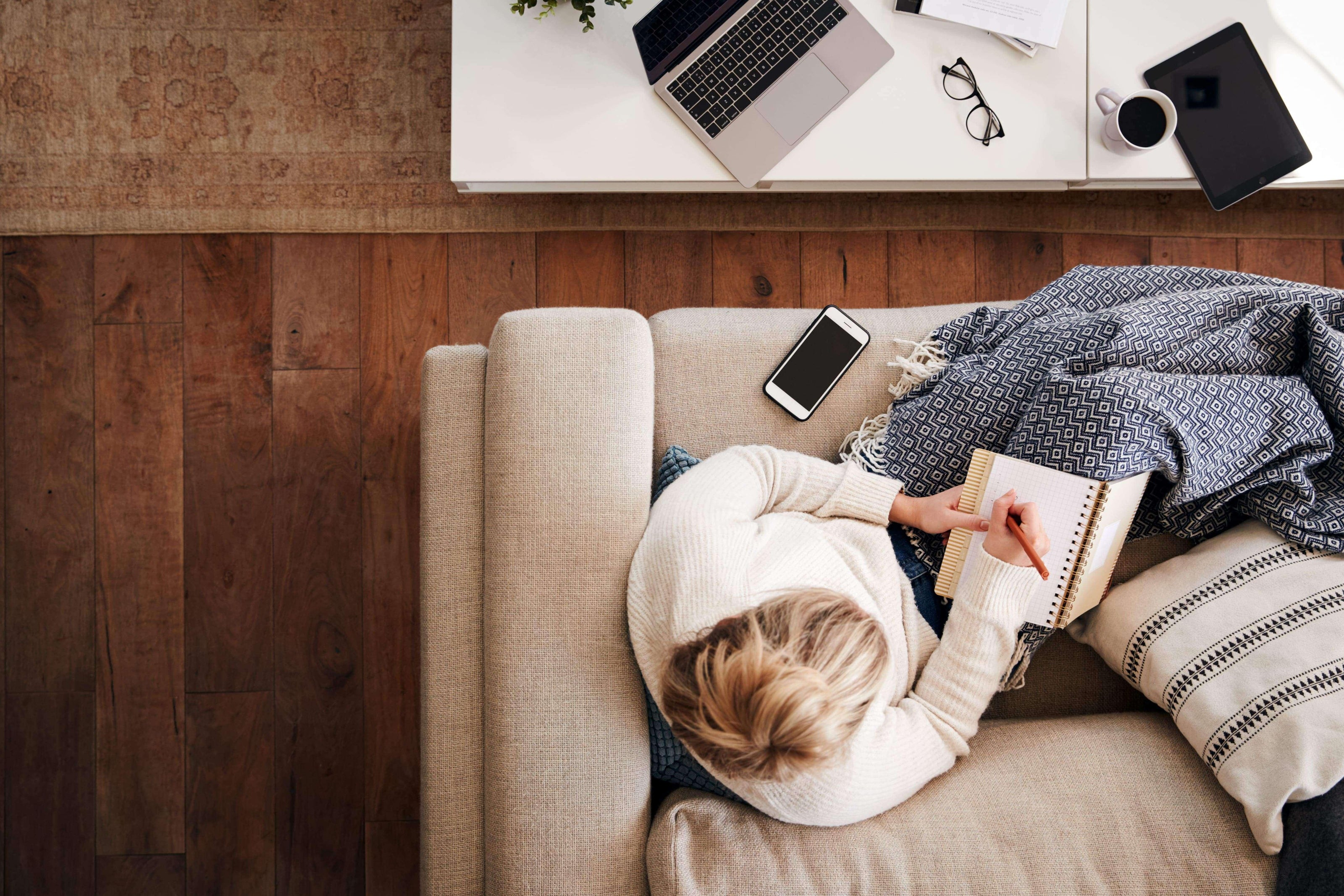 56% of People in the US say their Office is too Cold. Get Warm and Comfy with these Blankets