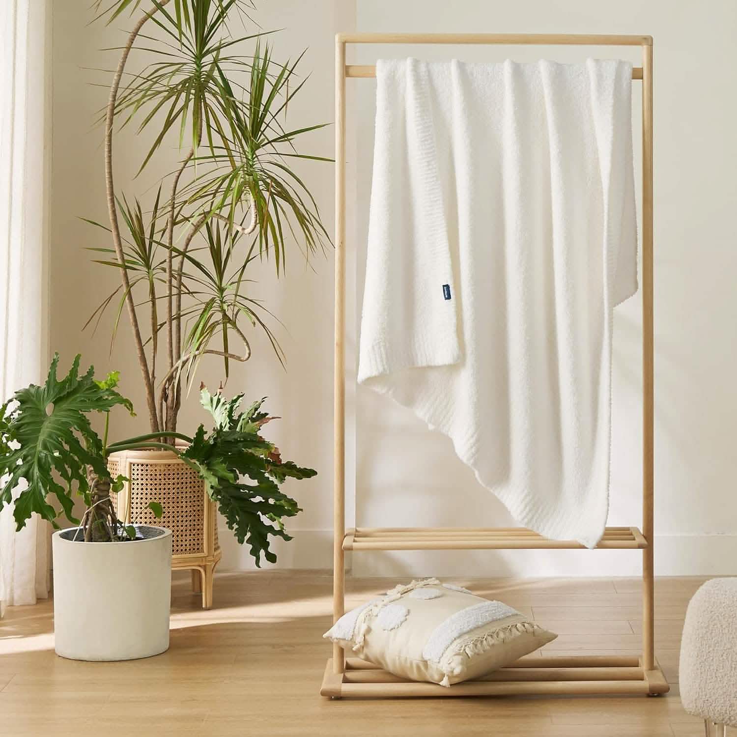 GentleSoft™ Feather Yarn Throw Blanket