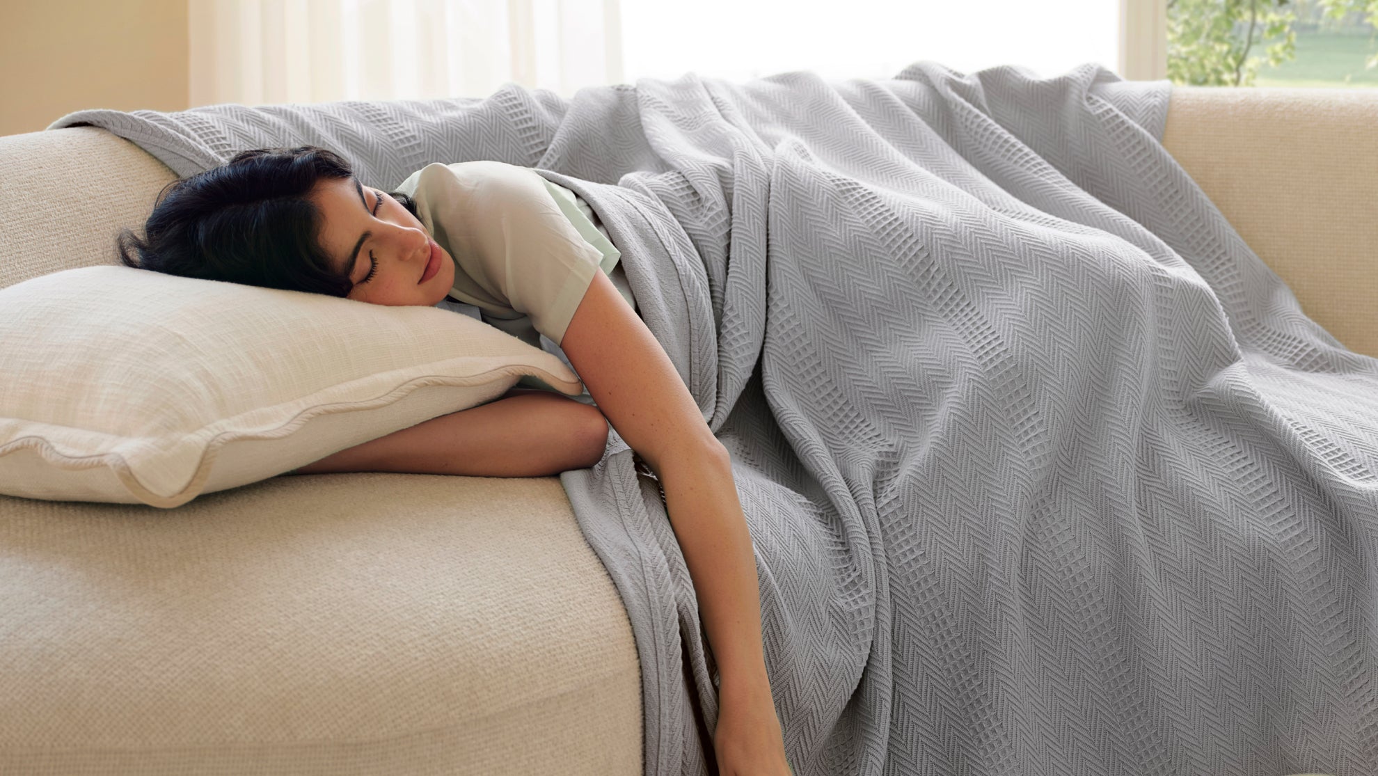 Sofa vs Bedroom: Choosing Throw Blanket Weight and Texture by Room