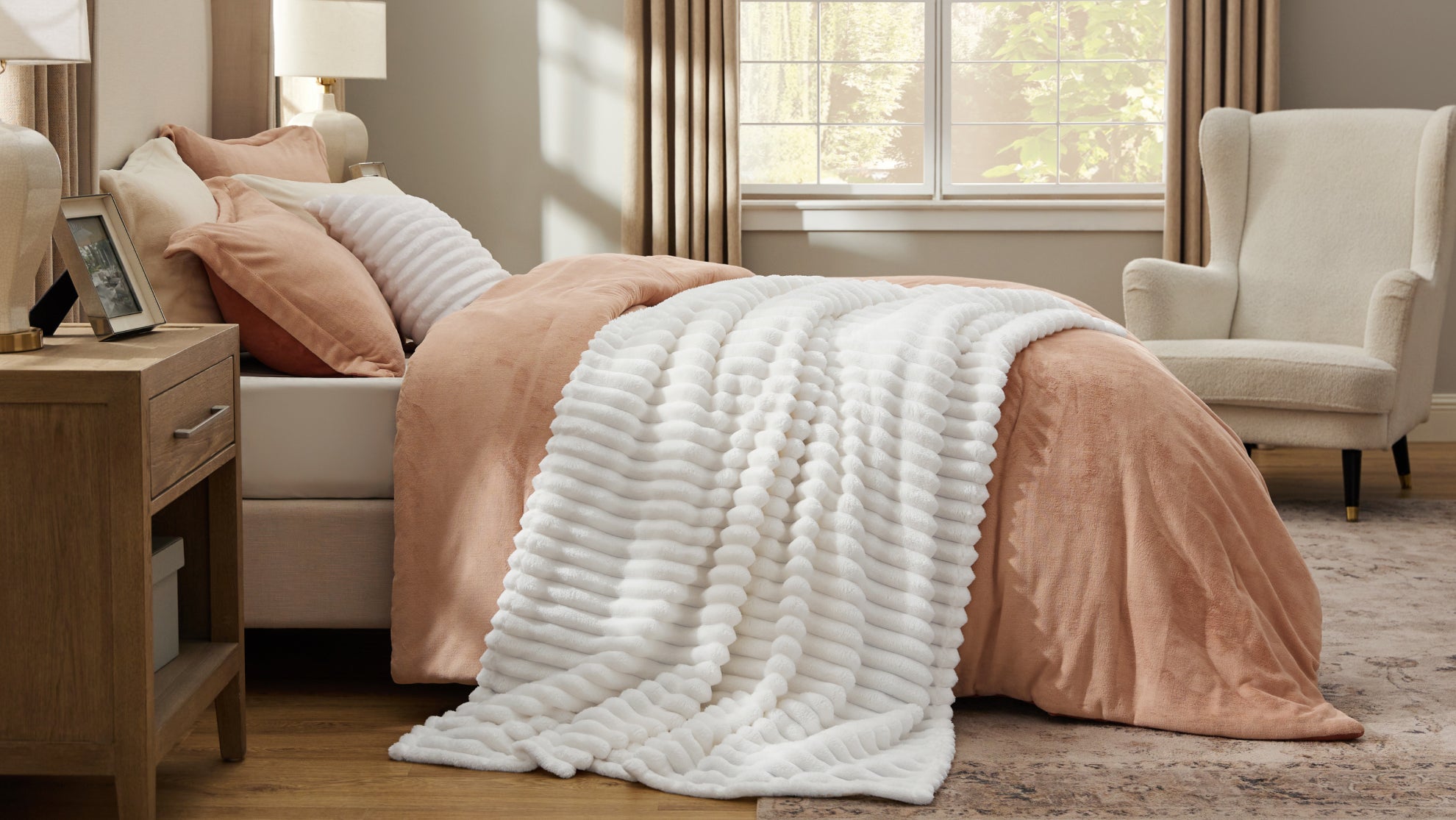 How to Choose a Soft Fleece Throw for the Couch or Bed
