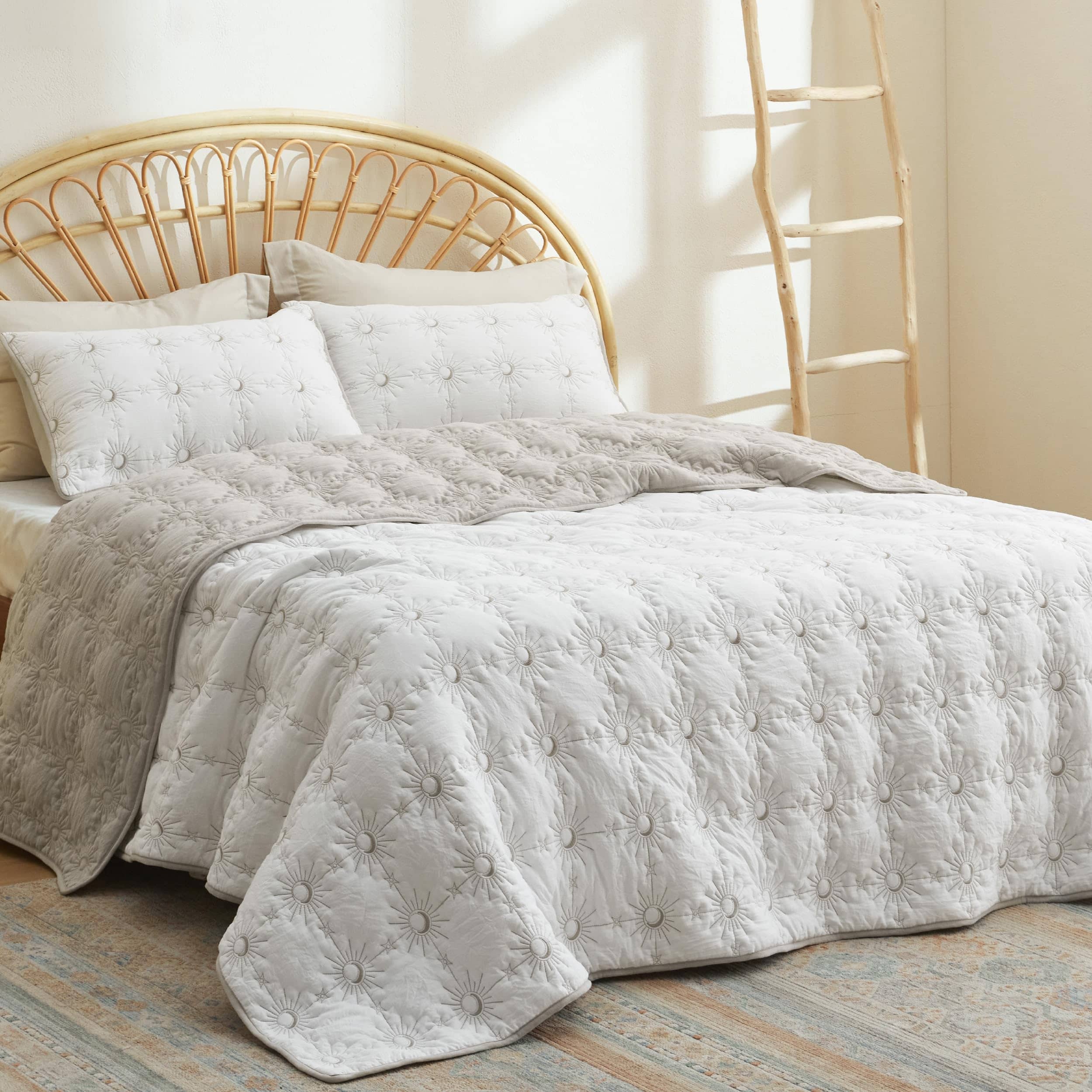 Scrollwork Quilt Set