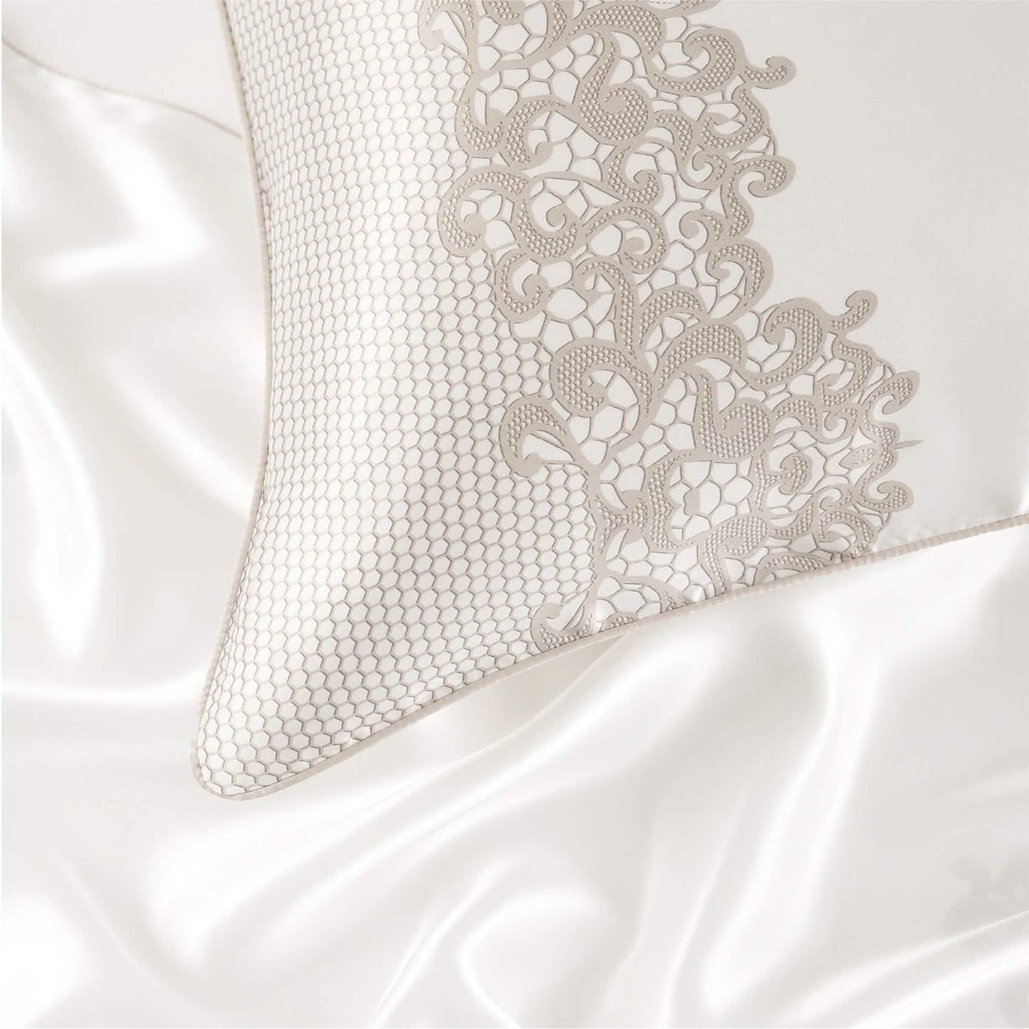 Marilyn Monroe™ Silk Pillowcase Champagne Right