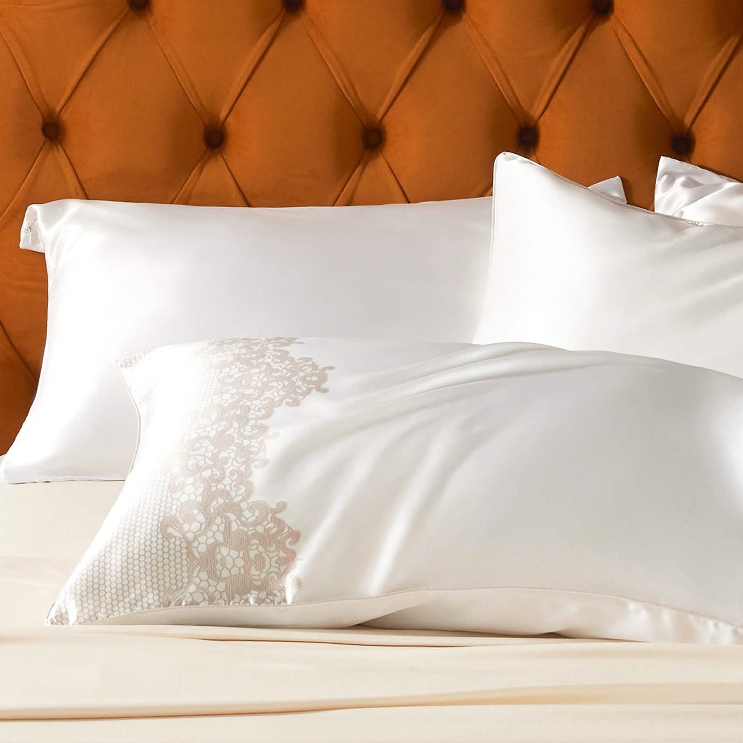 Marilyn Monroe™ Silk Pillowcase Champagne Right