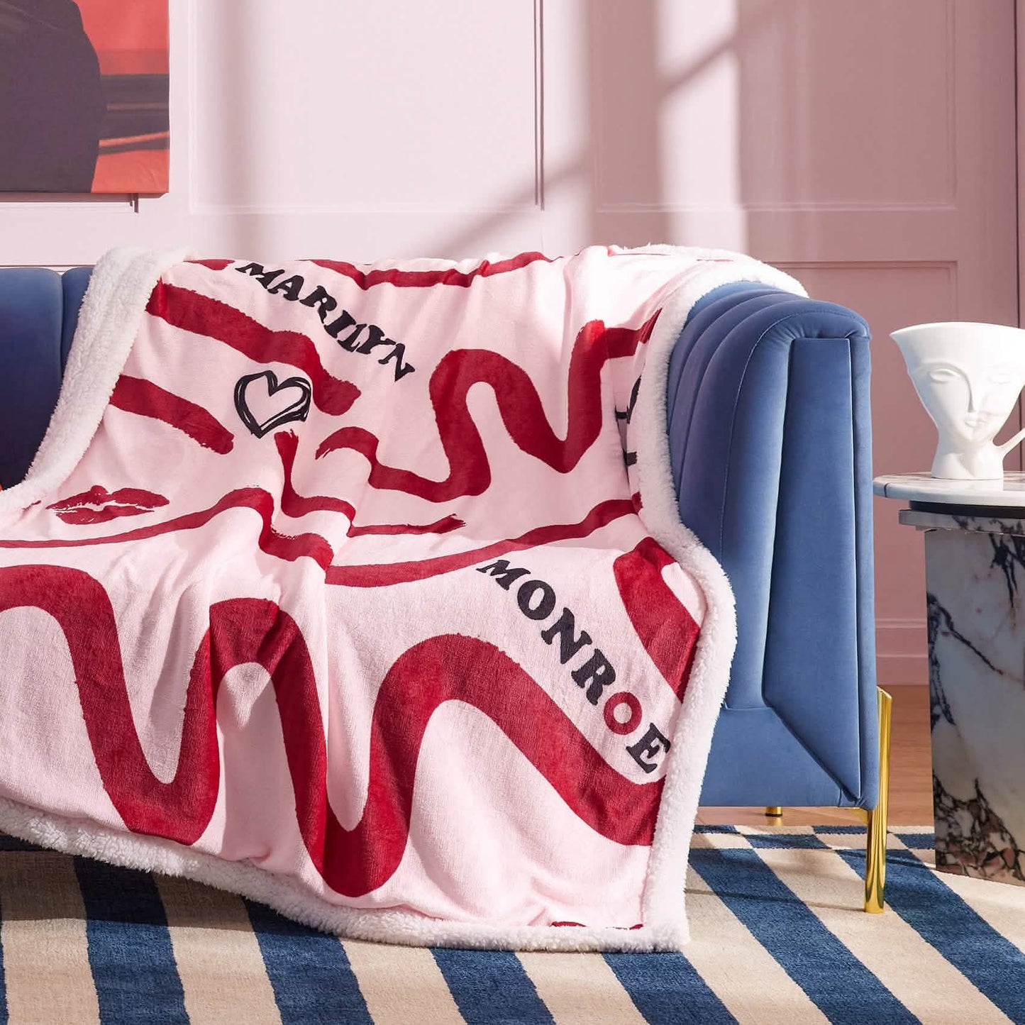 Marilyn Monroe™ Sherpa Blanket Wavy Pink