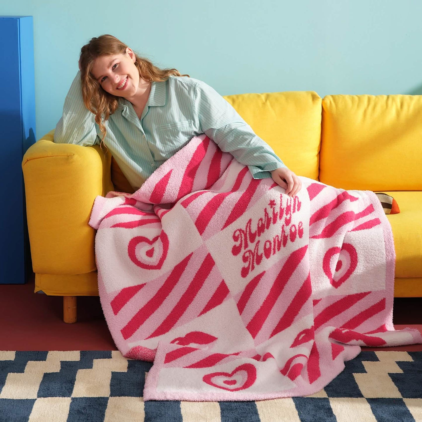 Marilyn Monroe™Feather Yarn Knitted Blanket Retro Pink