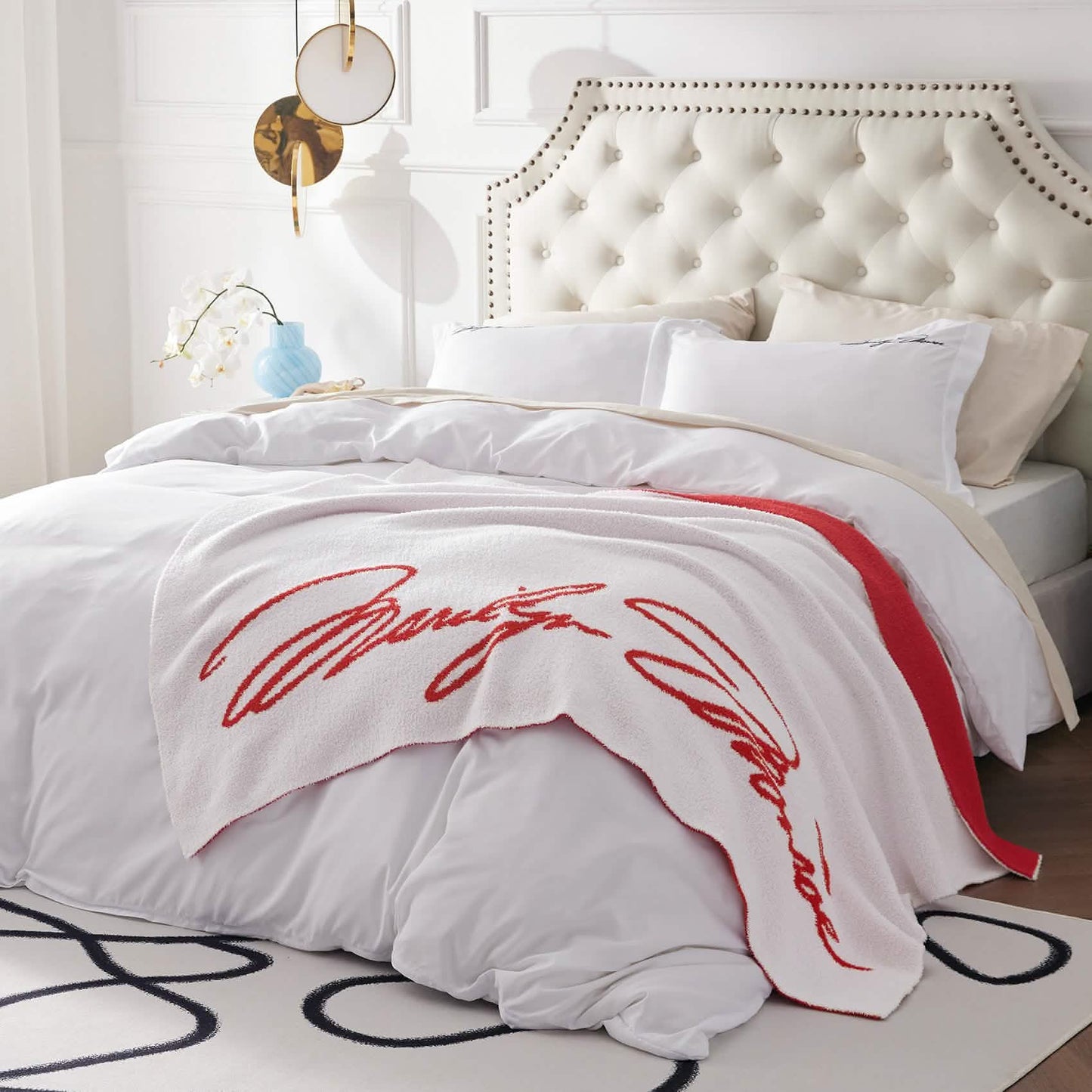 Marilyn Monroe™Feather Yarn Knitted Blanket Signature