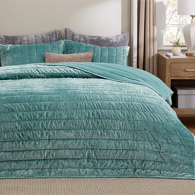 Bedsure Grace Striped Velvet Quilt Set