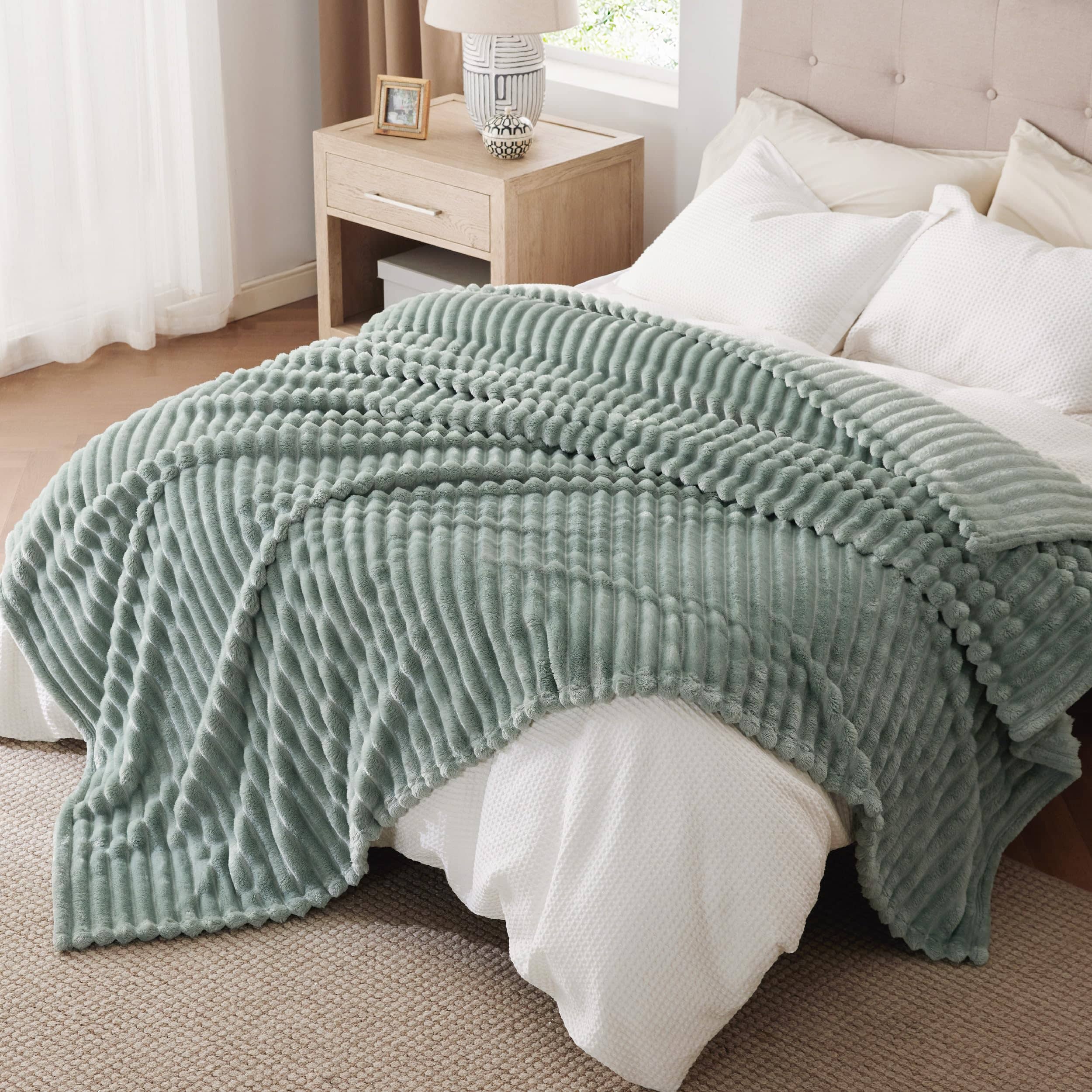 Bedsure Super Soft Flannel Fleece Throw Blanket