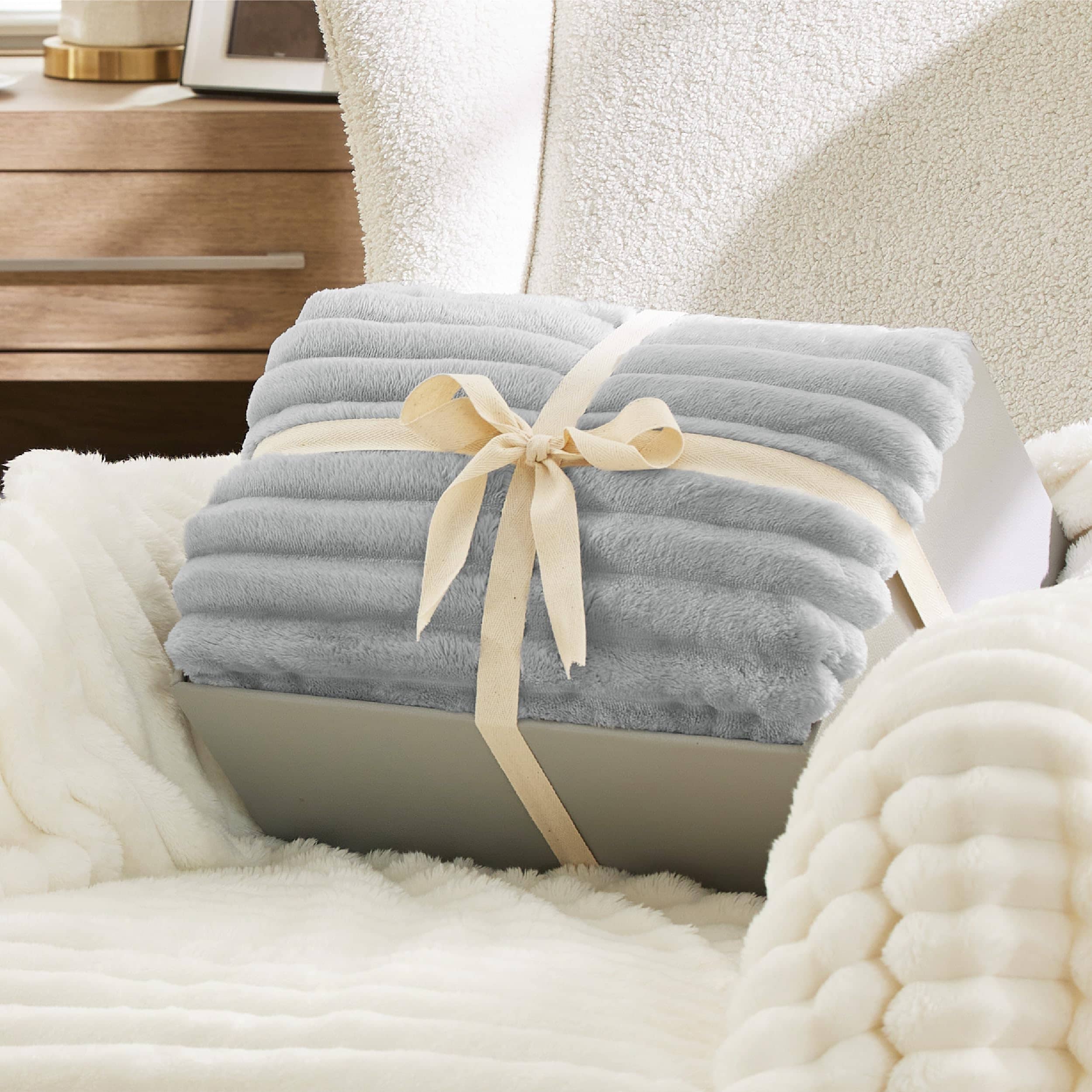 Bedsure Jacquard Stripes Shaggy Sherpa Blanket