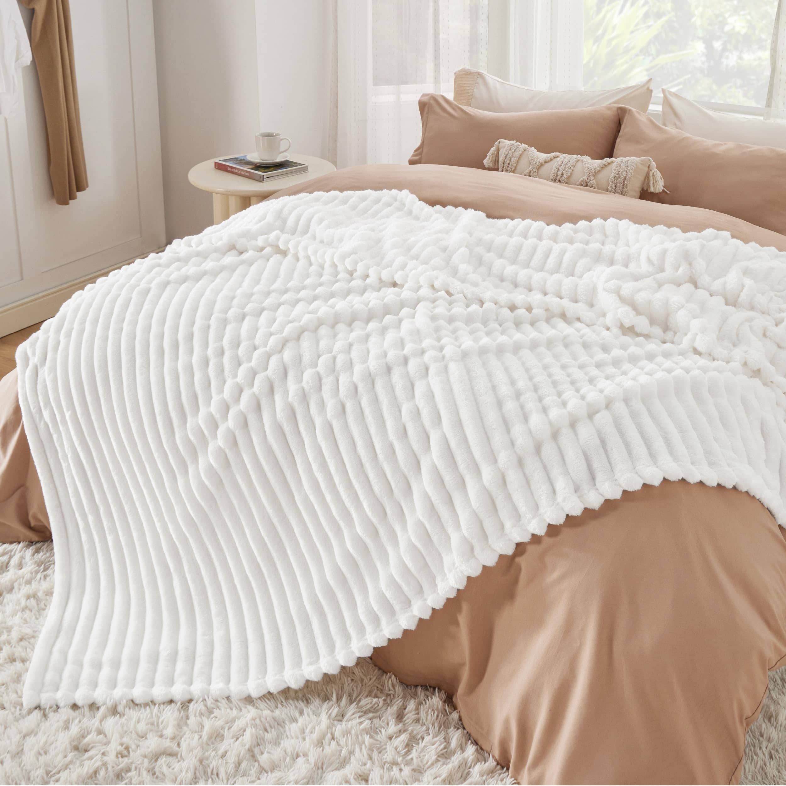 Velour Bed Throw Blankets Super Single Double Queen King Size Soft Fluffy  Warm Flannel Outdoor use Bedspread- Velvety Plush Fleece Throw Sofa Bed  Blankets (Color : A, Size : 180 * 200cm) : : Home