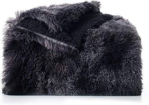 Bedsure | Faux Fur and Sherpa Shaggy Blanket Detail